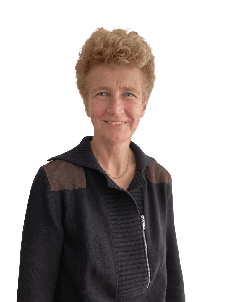 Eine Frau in einem schwarzen Pullover lächelt in die Kamera.