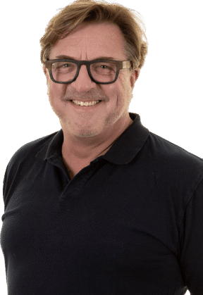 accuramed__0005__D3_3682 Ein Mann mit Brille und schwarzem Poloshirt.