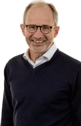 accuramed__0006__D3_3812 Ein älterer Mann mit Brille und Pullover.