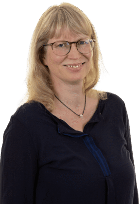 accuramed__0009__D3_3343 Eine Frau mit Brille und blauem Hemd.
