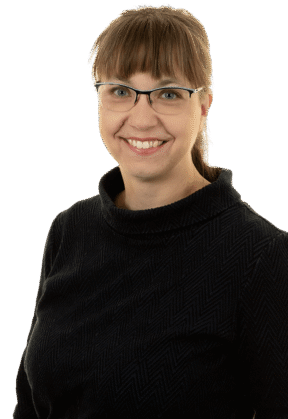 accuramed__0010_Ebene-1 Eine Frau mit Brille und schwarzem Pullover.